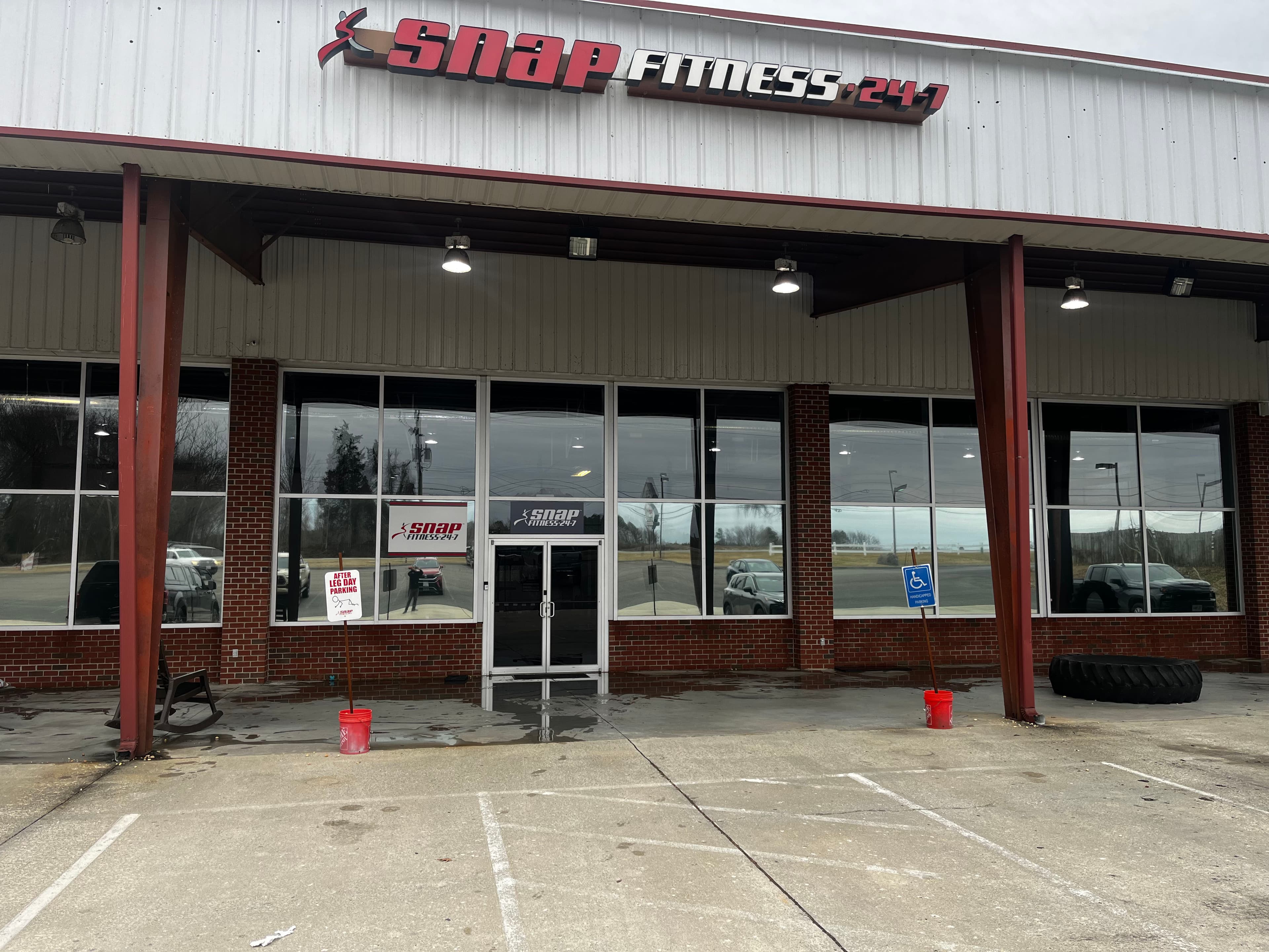 Project Exterior Window Cleaning at Snap Fitness in King William image