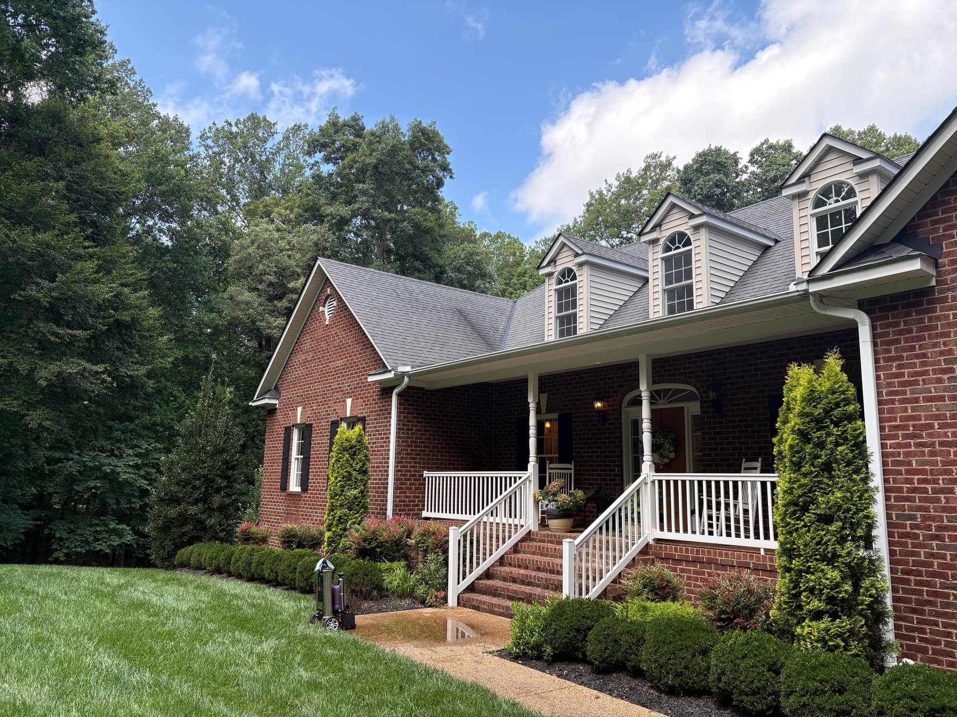 Interior and Exterior Window Cleaning at a Mechanicsville Home image